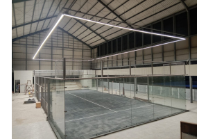 Hvor mange projektører skal en padelbane have?