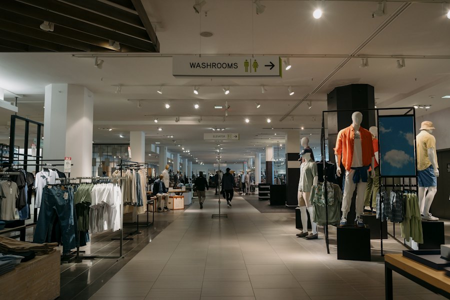 Tøjbutik med mannequiner og god belysning