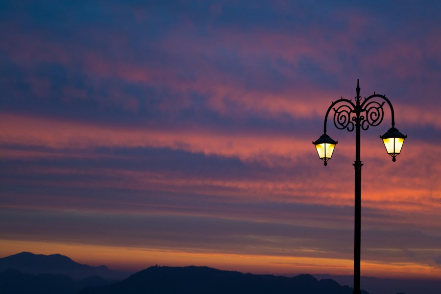 Klassisk gadelygte ved solnedgang