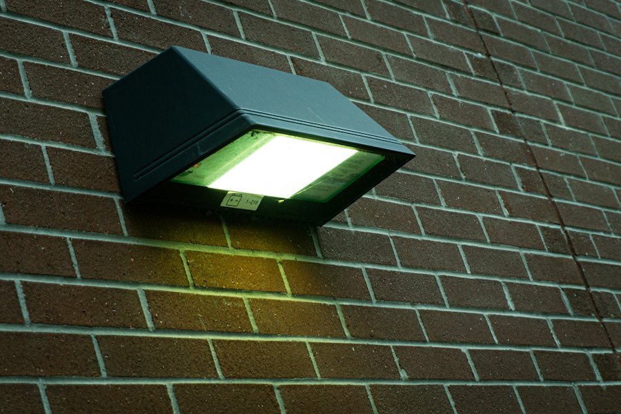 Vandtæt udendørslampe på en murstensfacade