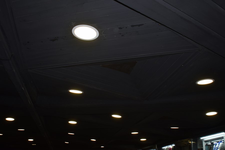 Runde indbygningsdownlights i et mørkt loft