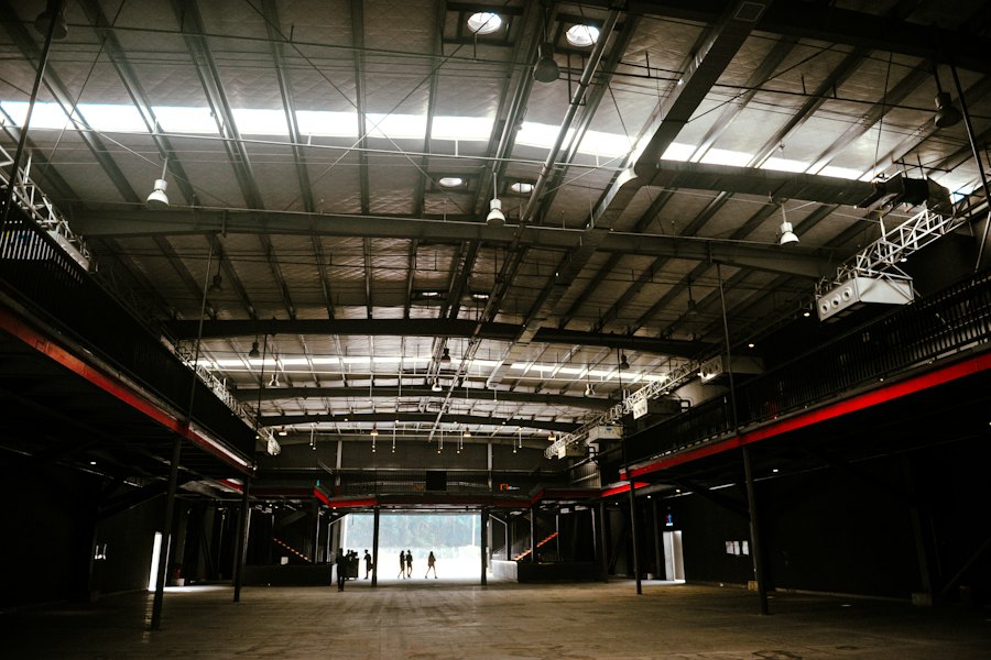 Industrihal med belysning i loftet