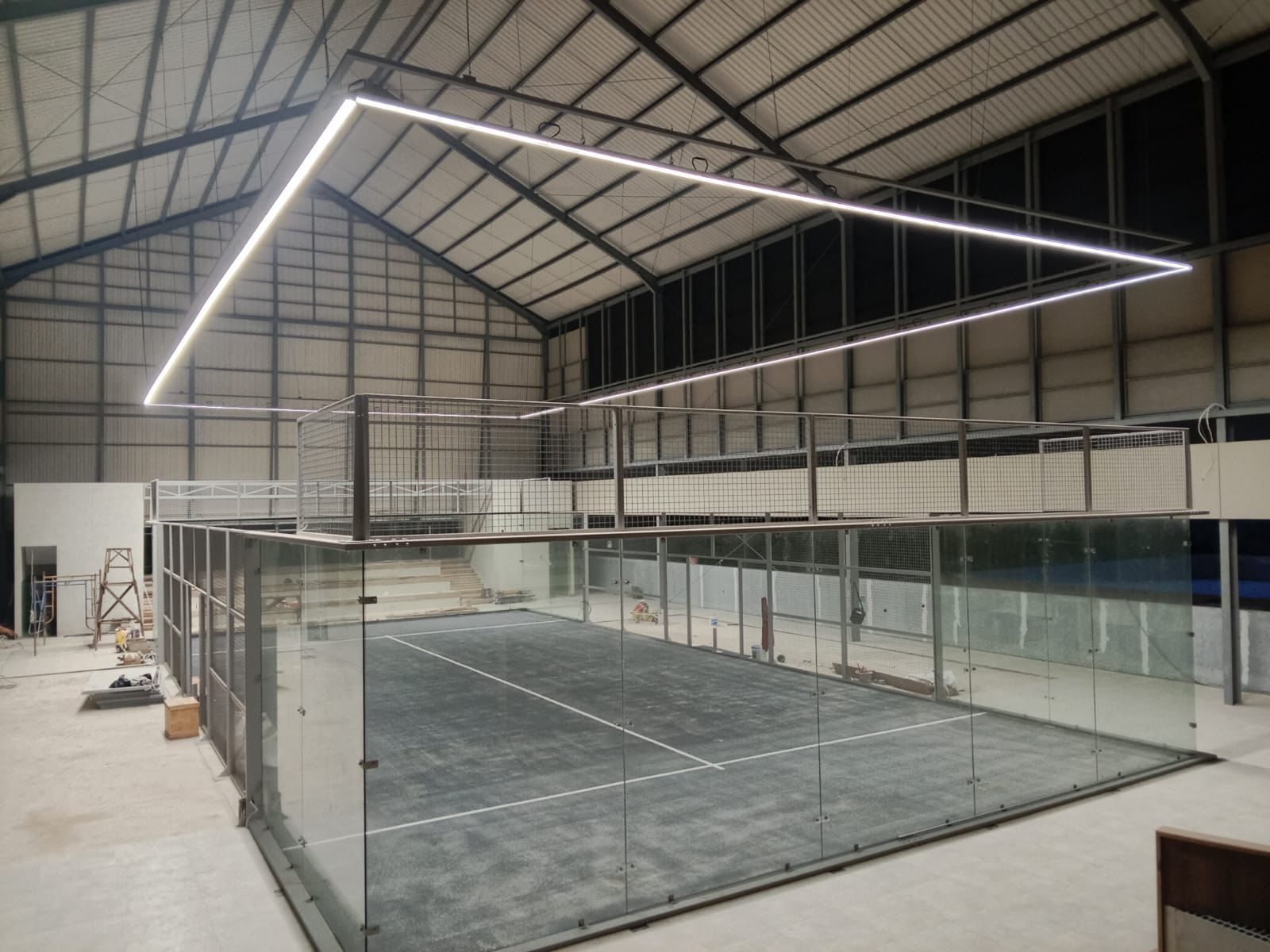 Padelbaner oplyst med lineær LED-lyslinjebelysning (1)