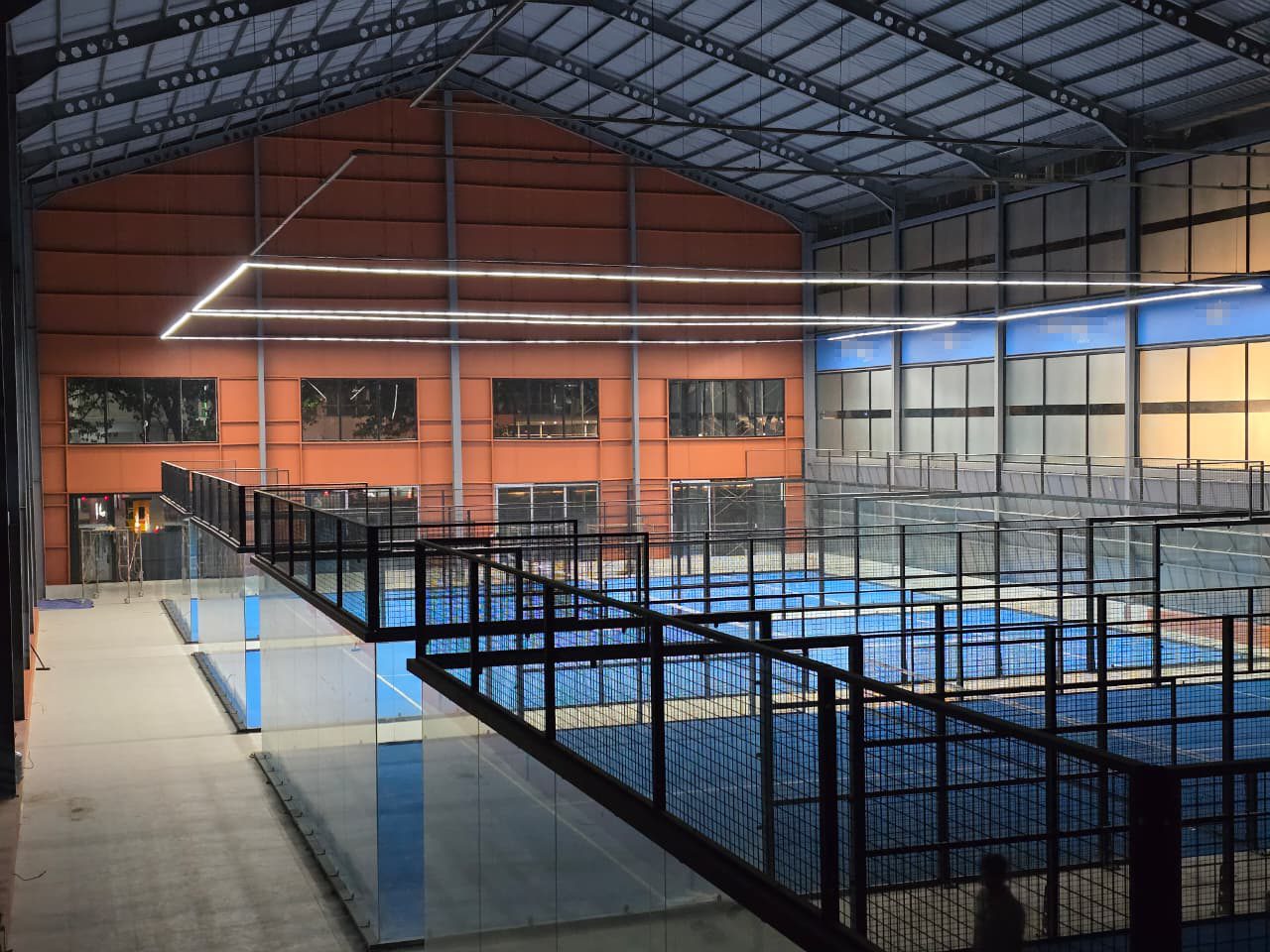 Padelbaner oplyst med lineær LED-lyslinjebelysning (2)