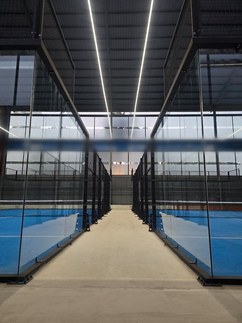 Padelbaner oplyst med lineær LED-lyslinjebelysning (3)