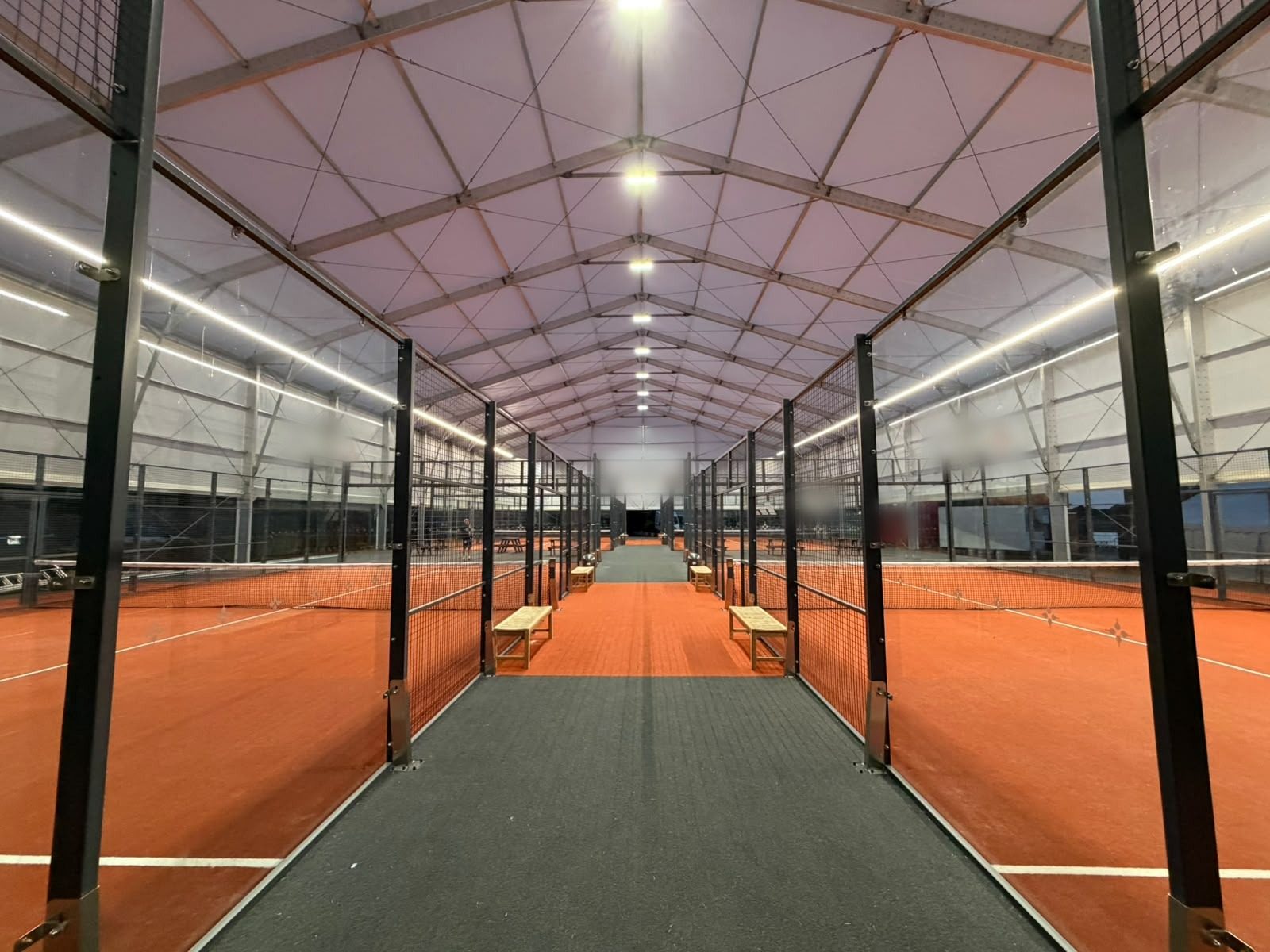 Padelbaner oplyst med lineær LED-lyslinjebelysning (4)