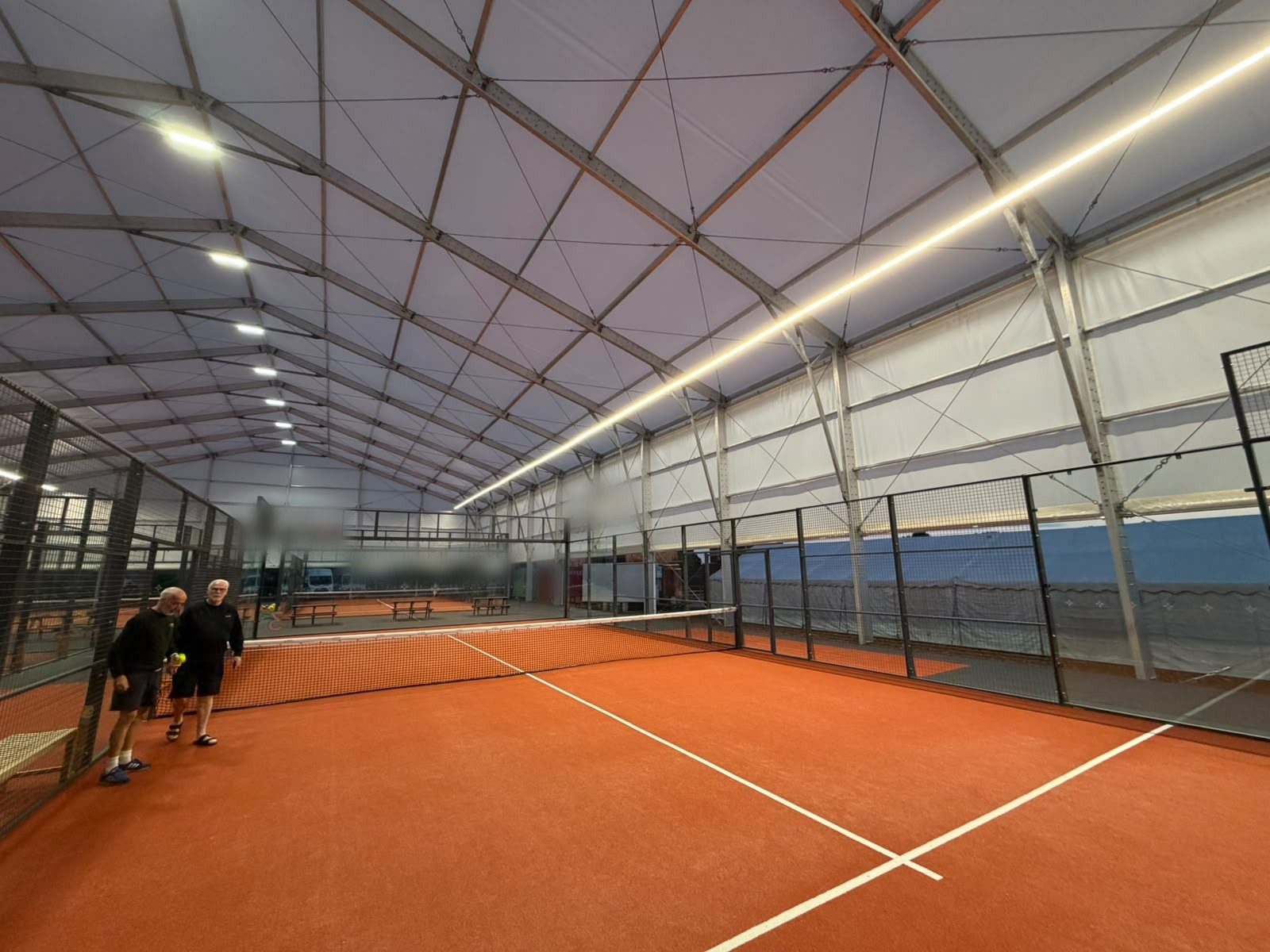 Padelbaner oplyst med lineær LED-lyslinjebelysning (5)